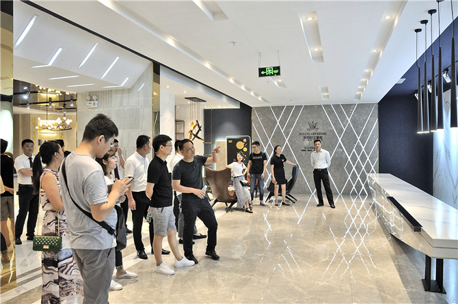 08博德引进的意大利LEA大板引起了业主们的兴趣.JPG