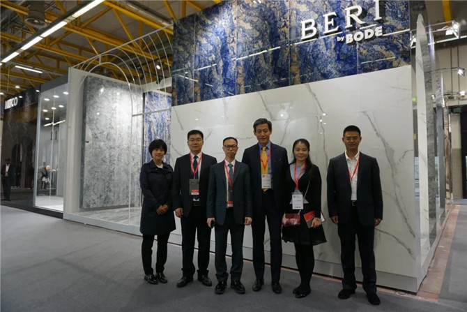 中国建筑卫生陶瓷协会秘书长宫卫(右3)带队莅临2019年博德展位指导.jpg