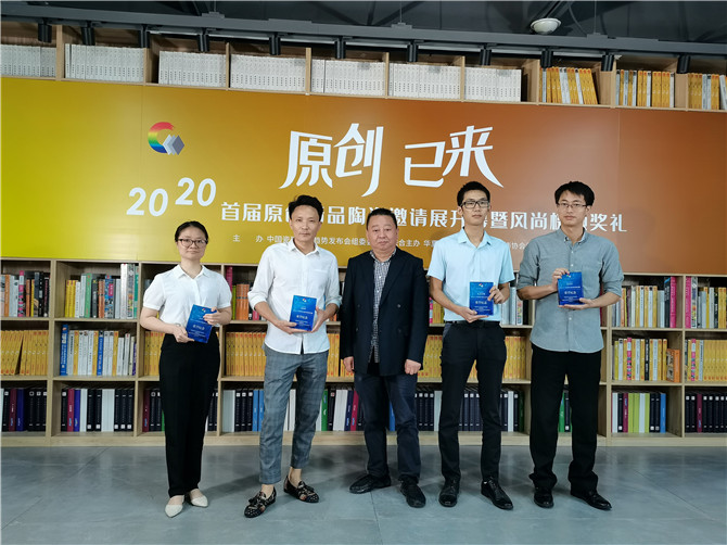 博德代表(左一)接受精品展组委会颁发荣誉纪念.jpg