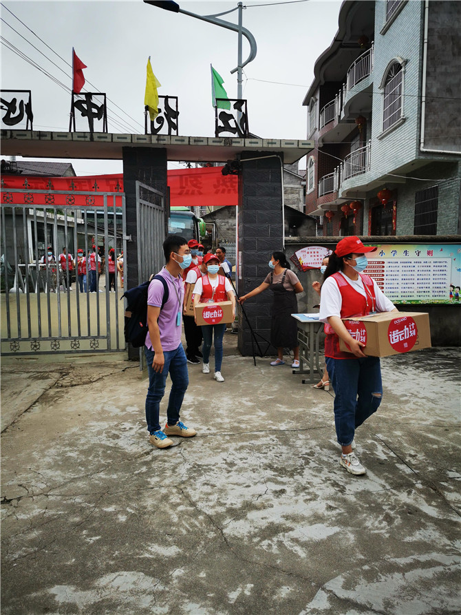 2、远道而来的志愿者2.jpg