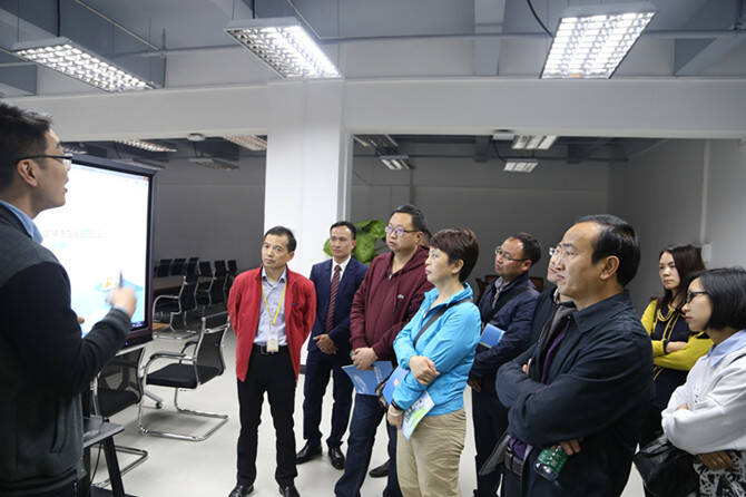 欧神诺云商项目平台研发部周伟文为云南省发改委领导示范和讲解“欧神诺在线”工作原理.JPG