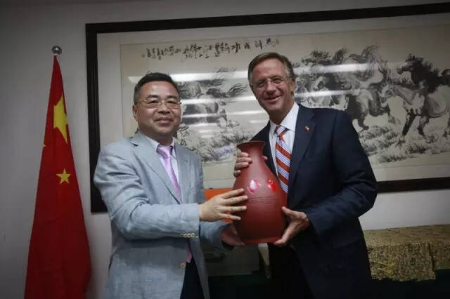 这个瓷砖品牌董事长送了什么礼物给美国州长？