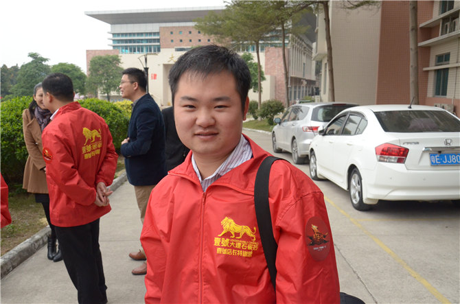 任劳任怨的罗冠.JPG