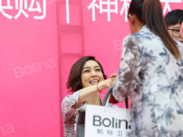 0926航标卫浴&范玮琪签售会回放1263.jpg