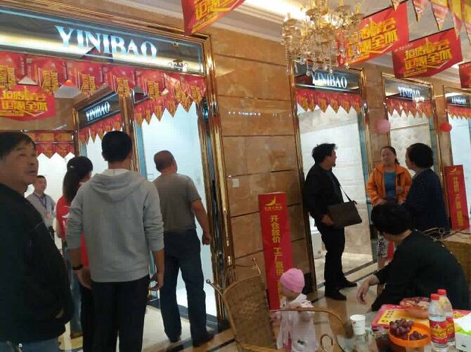 业主们正在参观产品样板间.jpg