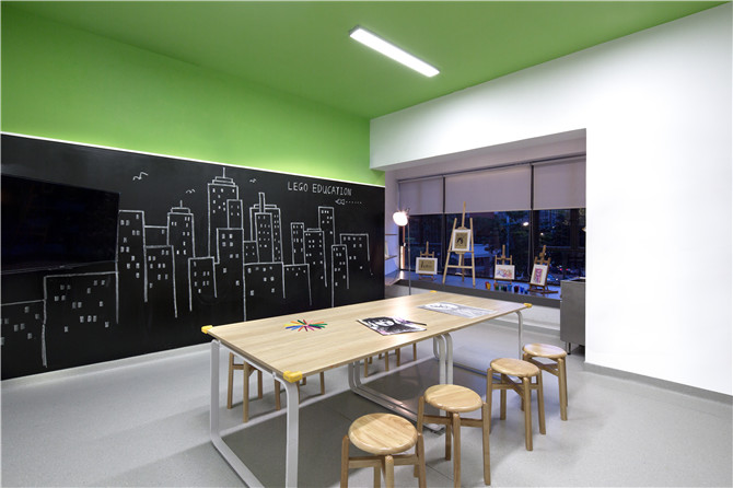 010二层教室-空白的墙面，是学生最具发挥空间的地方，每一个教学区域，都设有创作的区域，任学生的灵感无拘无束地畅游思顿的科学国度。.jpg