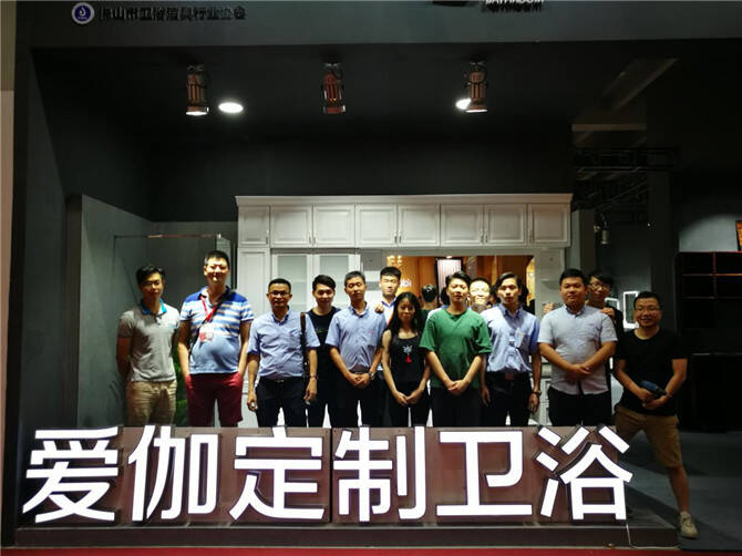 卫浴空间能做多少事？听歌、阅读、化妆、更衣……