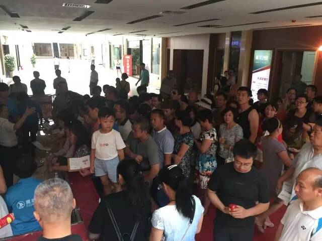 鹰牌陶瓷克拉玛依旗舰店盛大开业，受到当地市民的热捧