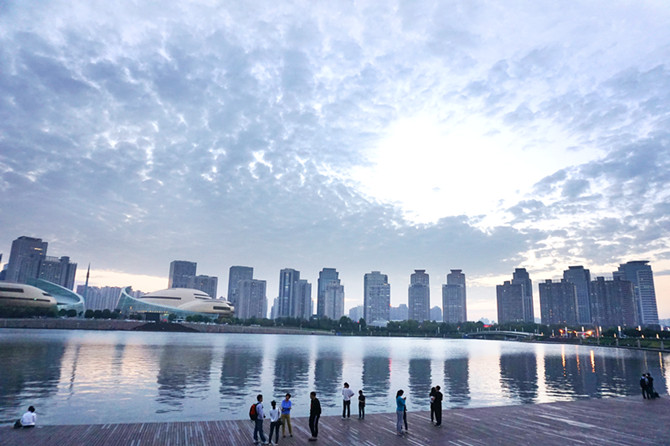 楼价疯涨，套餐礼品送不完，石材陶瓷要开撕，这个火车拉来的城市要“上天”了？