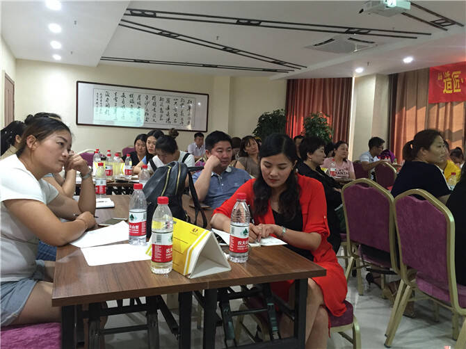 学员认真听课 (4).jpg