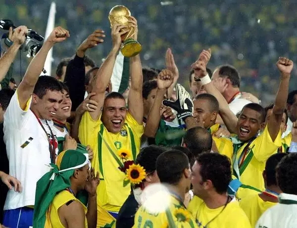 9.2002年巴西队在世界杯上夺冠(1).jpg