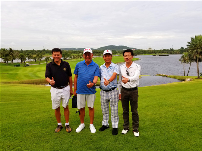 叶董事长（右二）与SCG高层在泰国国际公开赛指定球场Amata spring golf club合影.jpg