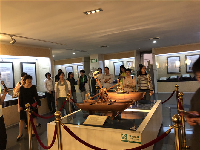 区妇联干部参观蒙娜丽莎.jpg